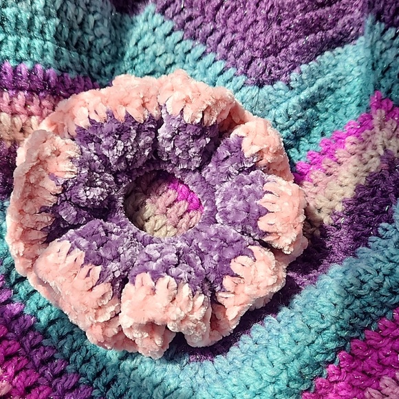 1 Scrunchie - Picture 2 of 3